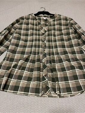River & Rose Green Plaid Button-Up Shirt. 100% cotton. Feminine Details. Large.
